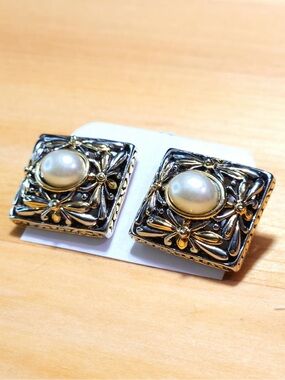 3/$25  EUC Oval Cream Color Faux Pearls Two Tone Floral Design Clip Earrings